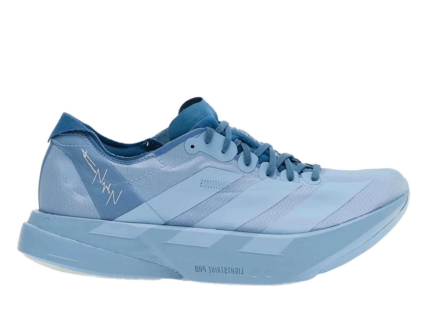 エミリ The Taqwa Bint Ali x adidas Adistar Pose Iron Metallic